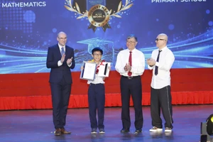 Ông Nguyễn Văn Hiếu cùng đại diện Hội đồng khảo thí Pearson Edexcel, Tập đoàn giáo dục EMG Education trao thưởng cho học sinh đạt điểm Toán cao nhất thế giới cấp tiểu học.