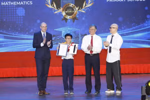 Ông Nguyễn Văn Hiếu cùng đại diện Hội đồng khảo thí Pearson Edexcel, Tập đoàn giáo dục EMG Education trao thưởng cho học sinh đạt điểm Toán cao nhất thế giới cấp tiểu học.
