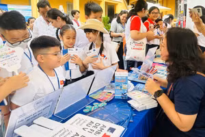 Học sinh tìm hiểu tại các gian hàng.