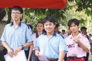 Thí sinh TPHCM phấn khởi sau môn thi tiếng Anh.