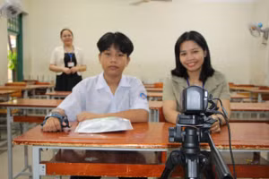 Thí sinh Trịnh Viết Công tại phòng thi đặc biệt có giáo viên viết hộ, được bố trí camera, thiết bị ghi âm quá trình làm bài.