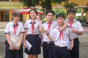 Thí sinh tại điểm thi Trường THPT Trưng Vương tự tin, phấn khởi tại buổi làm thủ tục dự thi.