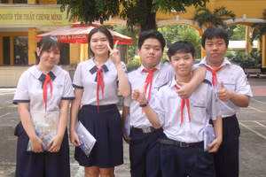 Thí sinh tại điểm thi Trường THPT Trưng Vương tự tin, phấn khởi tại buổi làm thủ tục dự thi.