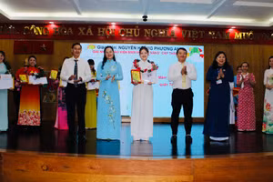 Các giáo viên mầm non được trao giải nhất sáng 10/7.