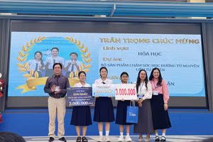 Đội thi đến từ lớp 11A16 trường THPT Phú Nhuận xuất sắc đạt giải Nhất hội thi.