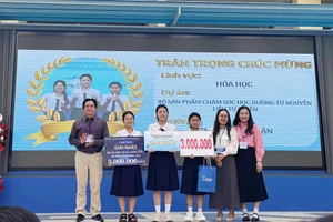 Đội thi đến từ lớp 11A6 trường THPT Phú Nhuận xuất sắc đạt giải Nhất hội thi.