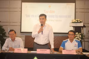 Lãnh đạo Vụ Địa phương 3, Ban Tuyên giáo - Dân vận Trung ương; Hội Nhà báo TPHCM và Trung tâm phát triển GD&ĐT phía Nam chủ trì tọa đàm.