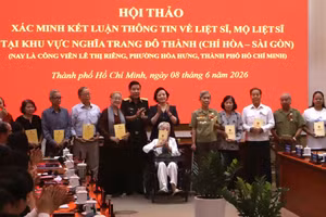 Phó Thủ tướng Phạm Thị Thanh Trà và Thứ trưởng Bộ Quốc phòng, Thượng tướng Nguyễn Văn Gấu trao quà cho các nhân chứng và thân nhân các liệt sĩ.
