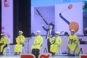 Thầy Nam giới thiệu các nhạc cụ đến học sinh.