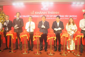 Các đại biểu cắt bằng khánh thành phòng truyền thống BITEX.