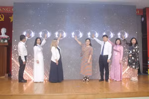 Lãnh đạo Bộ GD&Đ, Vụ Giáo dục Mầm non, đại diện TPHCM, Tây Ninh và Bắc Ninh tiến hành nghi thức khởi động dự án.