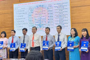 Các Hiệu trưởng nhận quyết định bổ nhiệm, luân chuyển chiều nay. Ảnh: DVT.