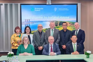 Các đại biểu tham dự sự kiện, trong đó Đại sứ Ireland tại Singapore, bà Sarah McGrath ( Áo xanh ngồi đầu tiên bên trái) và Đại sứ Đặc mệnh Toàn quyền Việt Nam tại Singapore, ông Trần Phước Anh ( ngồi đầu tiên bên tay phải). Ảnh: TL.