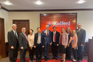 GS.TS.BS.Phạm Văn Lình và đoàn công tác HIU thăm Trường Đại học Radford, bang Virginia - Hoa Kỳ.