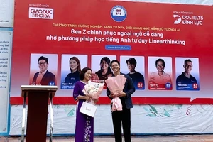 Thầy Trần Minh Chiến gửi tặng món quà tới BGH nhà trường.