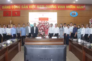 Thứ trưởng Nguyễn Văn Phúc chúc mừng Sở GD&ĐT TPHCM nhân Ngày nhà giáo Việt Nam.