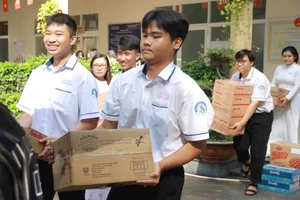 Thầy trò Trung tâm GDTX Chu Văn An (TPHCM) ủng hộ nhu yếu phẩm gửi đến đồng bào miền Trung.