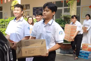 Thầy trò Trung tâm GDTX Chu Văn An (TPHCM) ủng hộ nhu yếu phẩm gửi đến đồng bào miền Trung.