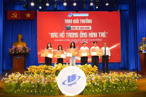 TS Đỗ Sa Kỳ trao giải thưởng cuộc thi video ngắn “Bác Hồ trong ống kính trẻ”.