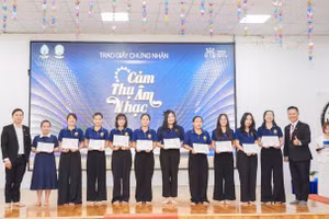 Các giáo viên nhận giấy chứng nhận cảm thụ âm nhạc cho trẻ mầm non.