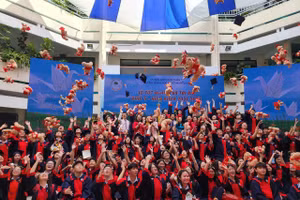 Học sinh Trường THCS Nguyễn Du rạng rỡ ngày tốt nghiệp.