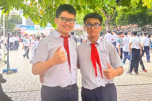 Thái Bảo (trái) và Minh Triết hiện đang học lớp 8 Trường THCS Trần Văn Ơn (Quận 1, TPHCM).