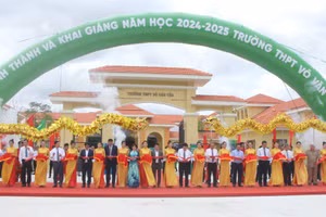 Các đại biểu cắt băng khánh thành Trường THPT Võ Văn Tần.