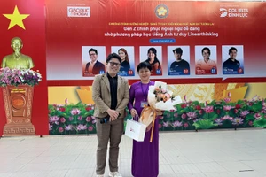 Thầy Phạm Anh Minh - Đại diện DOL IELTS Đình Lực tặng hoa trường THPT Hoàng Hoa Thám.