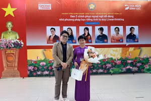 Thầy Phạm Anh Minh - Đại diện DOL IELTS Đình Lực tặng hoa trường THPT Hoàng Hoa Thám.