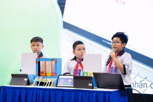 Học sinh thuyết trình về dự án với ban giám khảo trong AI Hackathon 2024.