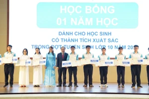 PGS.TS Vũ Hải Quân, Giám đốc ĐHQG TPHCM và GS.TS Nguyễn Thị Thanh Mai trao học bổng cho học sinh có thành tích xuất sắc trong đợt tuyển sinh lớp 10.