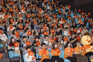 Khán giả hào hứng vẫy cờ, hoà mình vào trải nghiệm điện ảnh đặc biệt với bộ phim "Địa đạo: Mặt trời trong bóng đêm".