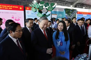 Tổng Bí thư Tô Lâm cùng các lãnh đạo, nguyên lãnh đạo Đảng và Nhà nước, các bộ, ngành Trung ương và TPHCM đã tham quan không gian triển lãm tại đại hội. Ảnh: PĐ.