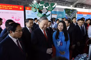 Tổng Bí thư Tô Lâm cùng các lãnh đạo, nguyên lãnh đạo Đảng và Nhà nước, các bộ, ngành Trung ương và TPHCM đã tham quan không gian triển lãm tại đại hội. Ảnh: PĐ.