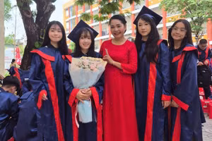 Cô Nguyễn Thị Hoà cùng học sinh.