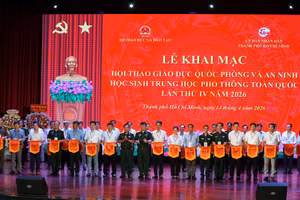 Đại diện đoàn thể thao các tỉnh, thành nhận cờ lưu niệm của Ban tổ chức.