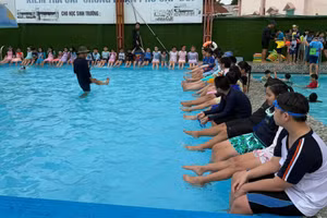 Học sinh tiểu học TPHCM tham gia học bơi.