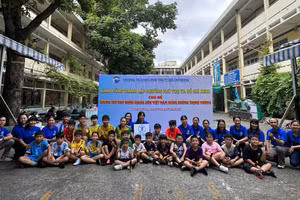 Học sinh, giáo viên Trường Tiểu học Phú Thọ hào hứng với hoạt động ngày đi bộ chào mừng thành lập phường Phú Thọ.