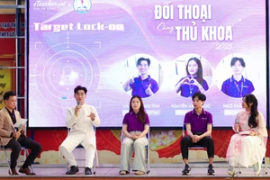 Chương trình "Đối thoại cùng thủ khoa" được tổ chức vào sáng nay với sự tham dự của 2.000 học sinh Trường THPT Lê Trọng Tấn. Ảnh: LTT.