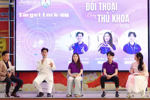 Chương trình "Đối thoại cùng thủ khoa" được tổ chức vào sáng nay với sự tham dự của 2.000 học sinh Trường THPT Lê Trọng Tấn. Ảnh: LTT.