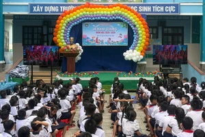 Học sinh TPHCM trong ngày khai giảng năm học mới.