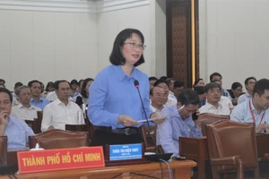 Bà Trần Thị Diệu Thúy phát biểu tham luận tại hội nghị. Ảnh: Hồ Phúc