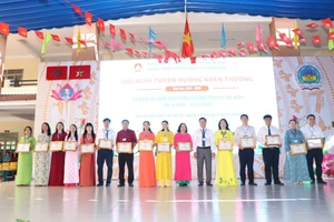 Ông Nguyễn Tấn Tài, Hiệu trưởng Trường THPT Trần Quang Khải (TPHCM) trao khen thưởng cho các tập thể, cá nhân.