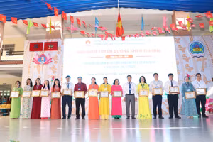 Ông Nguyễn Tấn Tài, Hiệu trưởng Trường THPT Trần Quang Khải (TPHCM) trao khen thưởng cho các tập thể, cá nhân.