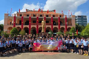 Trường Tiểu học Phú Thọ tổ chức cho học sinh dâng hương, dâng hoa và tham quan tại Bến Nhà Rồng (Quận 4)
