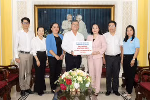 Ông Nguyễn Văn Hiếu trao 3 tỷ đồng ủng hộ đồng bào bị thiệt hại do bão lũ.