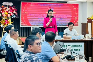 Bà Trần Thị Hoàng Mai thông tin tại buổi họp báo.