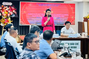 Bà Trần Thị Hoàng Mai thông tin tại buổi họp báo.