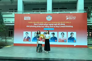 Diễn giả Ngọc Anh - đại diện DOL English tặng hoa BGH trường THPT Võ Văn Kiệt.