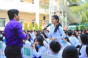 Học sinh Trường THPT Dương Văn Thi giao lưu với chuyên gia tại một hoạt động ngoại khóa.